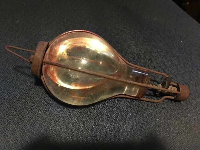 Objeto de vidrio desconocido lleno de un líquido desconocido, encontrado en un granero de principios de 1900. ¿Alguna pista?