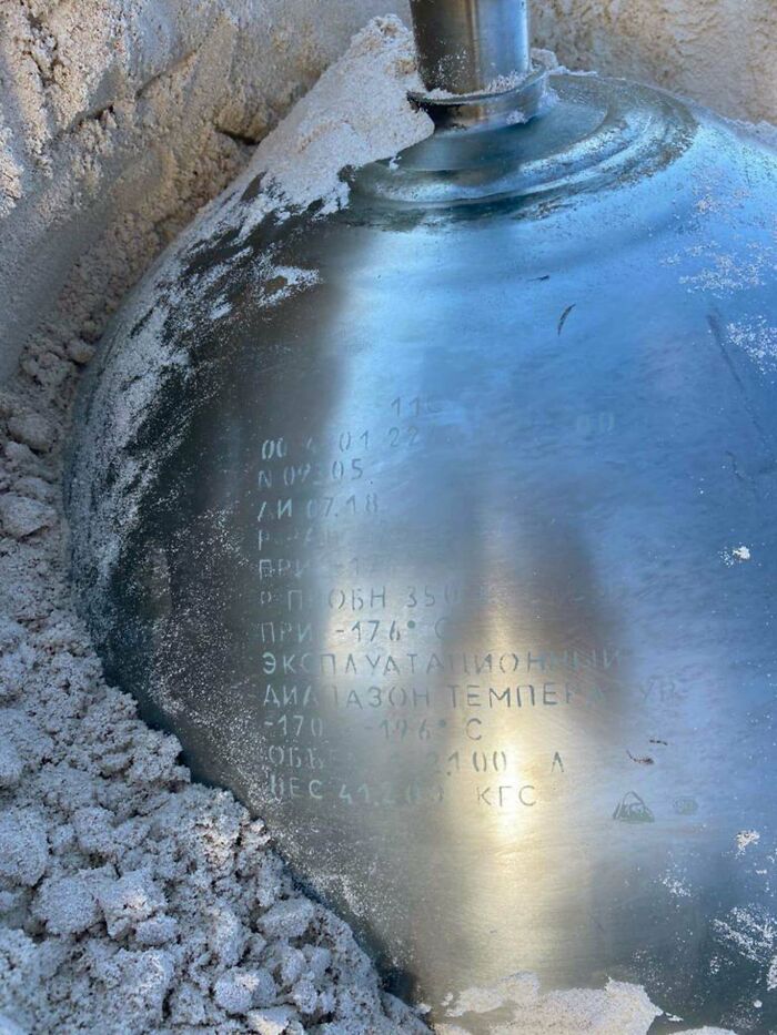 Esfera metálica con escritura rusa encontrada en una playa de las Bahamas