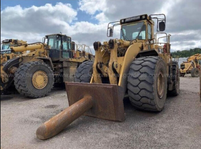 Saw This Bulldozer With A Giant Spike On The Front In A Meme. Is This A Weird Forklift? Why Does It Only Have 1 Spike Then? Is This Possibly To Push Around A Very Specific Type Of Equipment?