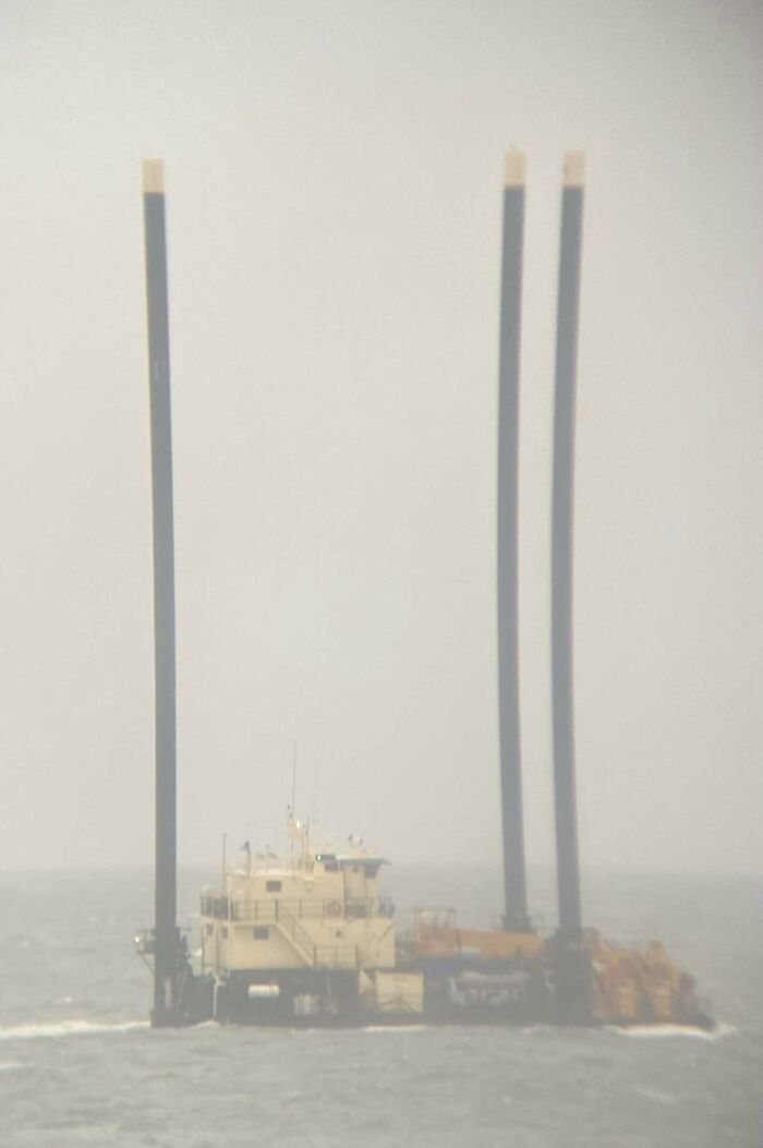 ¿Qué es este barco en la costa de Long Island, Nueva York, con tres altas chimeneas?
