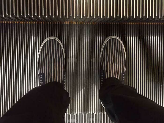 Pies devorados por las escaleras automáticas
