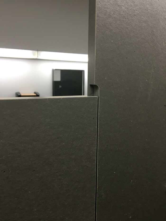 Estas puertas de baño tienen una solapa para evitar esa incómoda grieta