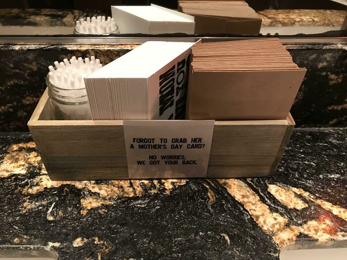 Este restaurante tiene tarjetas del Día de la Madre en el baño por si te olvidaste de darle una a tu madre