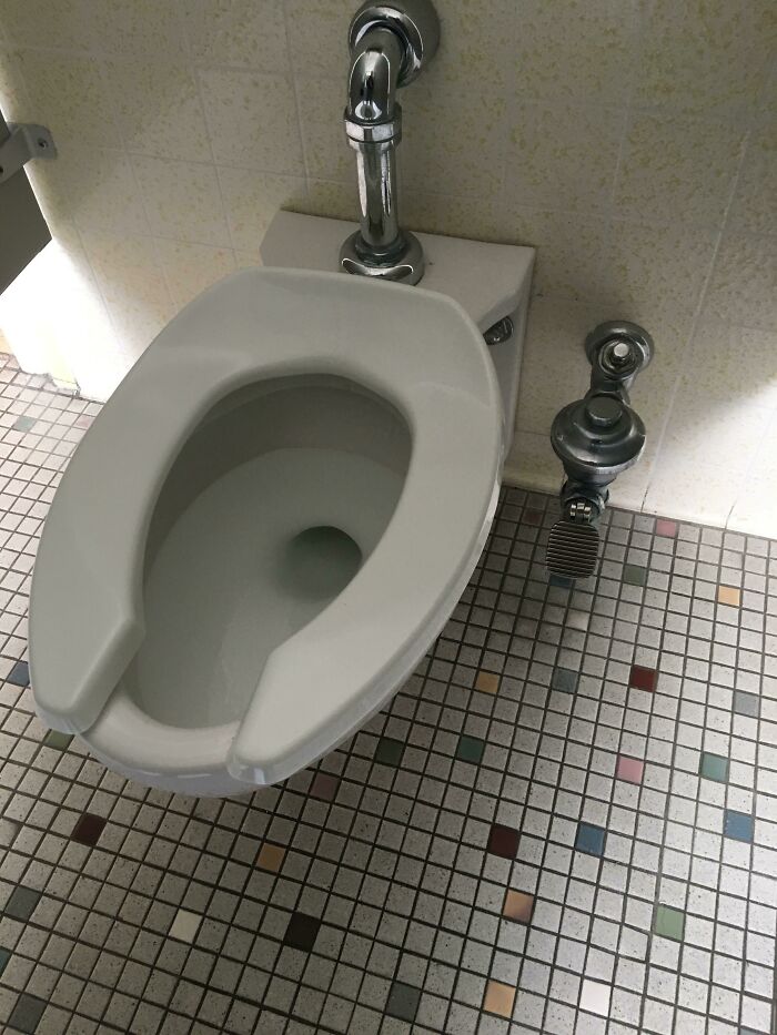 Los baños de mi escuela tienen pedales en lugar de manijas