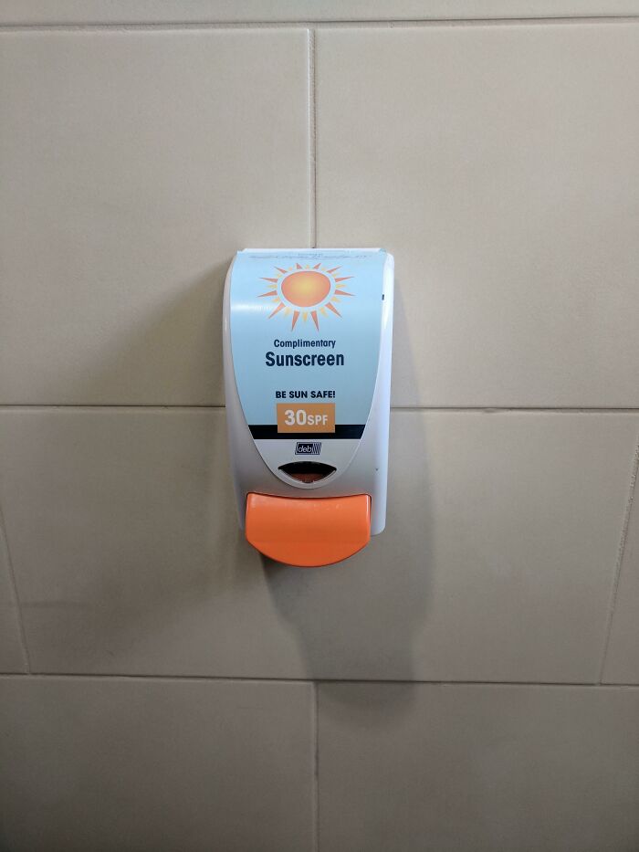Este zoo tiene un dispensador de crema solar de cortesía en el baño