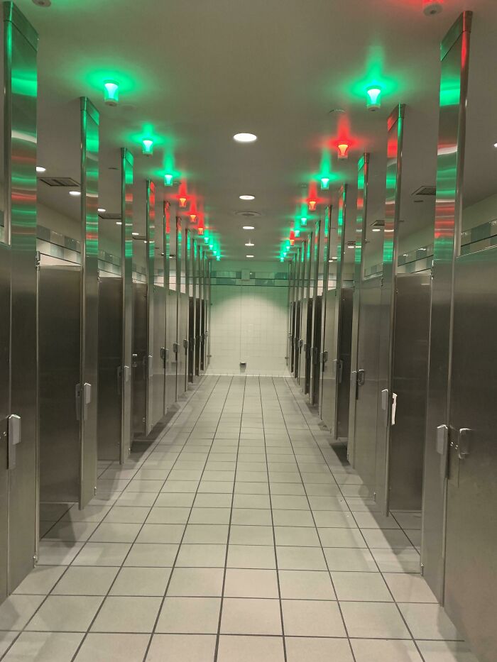 Este baño de aeropuerto tiene luces para mostrarte qué puestos están libres