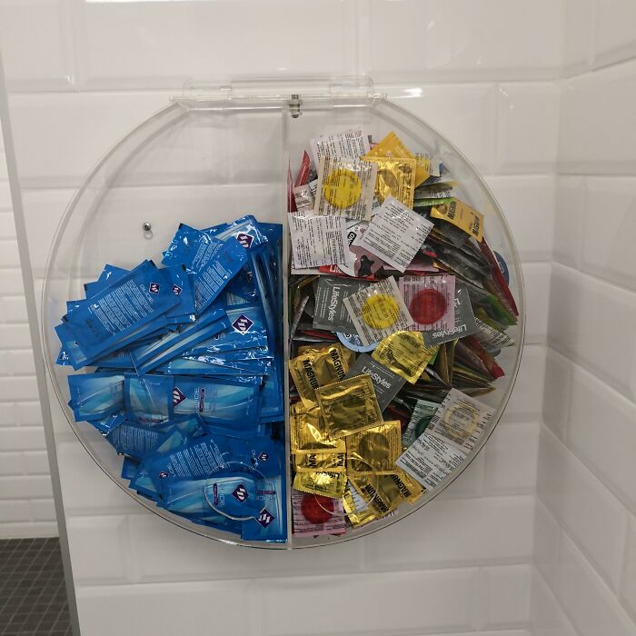 El baño de las chicas del gimnasio universitario no sólo tiene condones gratis, sino también lubricante gratis