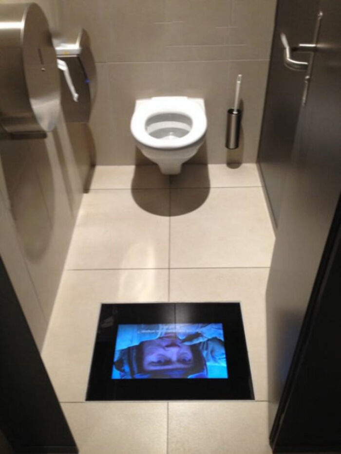Este cine tiene pantallas en los baños para que no te pierdas nada de la acción
