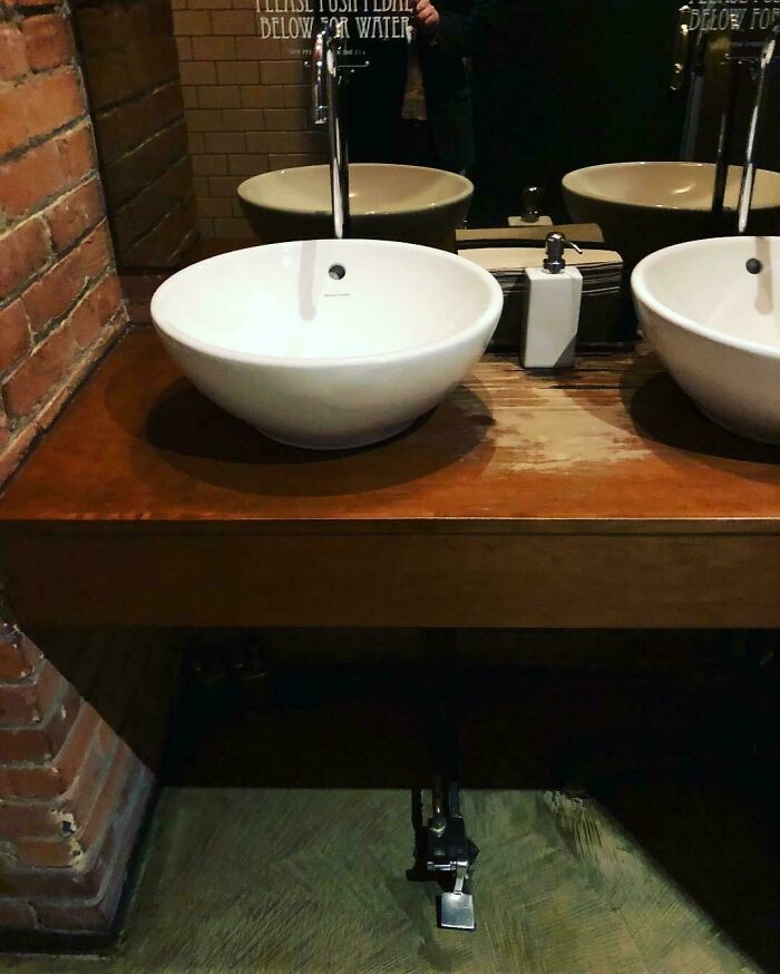 El baño de este restaurante tiene un pedal para el grifo
