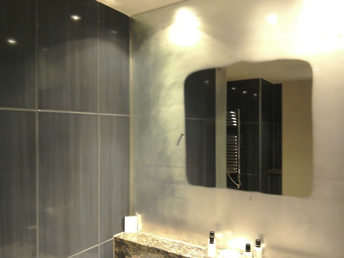 Mi habitación de hotel tenía un panel calefactado detrás del espejo del baño para evitar que se empañara después de la ducha