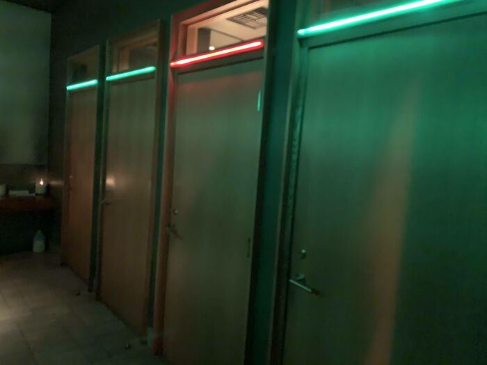 Los baños de este restaurante cambian de luz cuando están ocupados