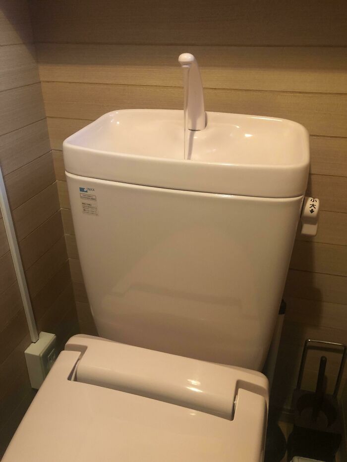 Este inodoro japonés se rellena a través de un sumidero en la parte superior para que puedas enjuagarte las manos y reutilizar el agua