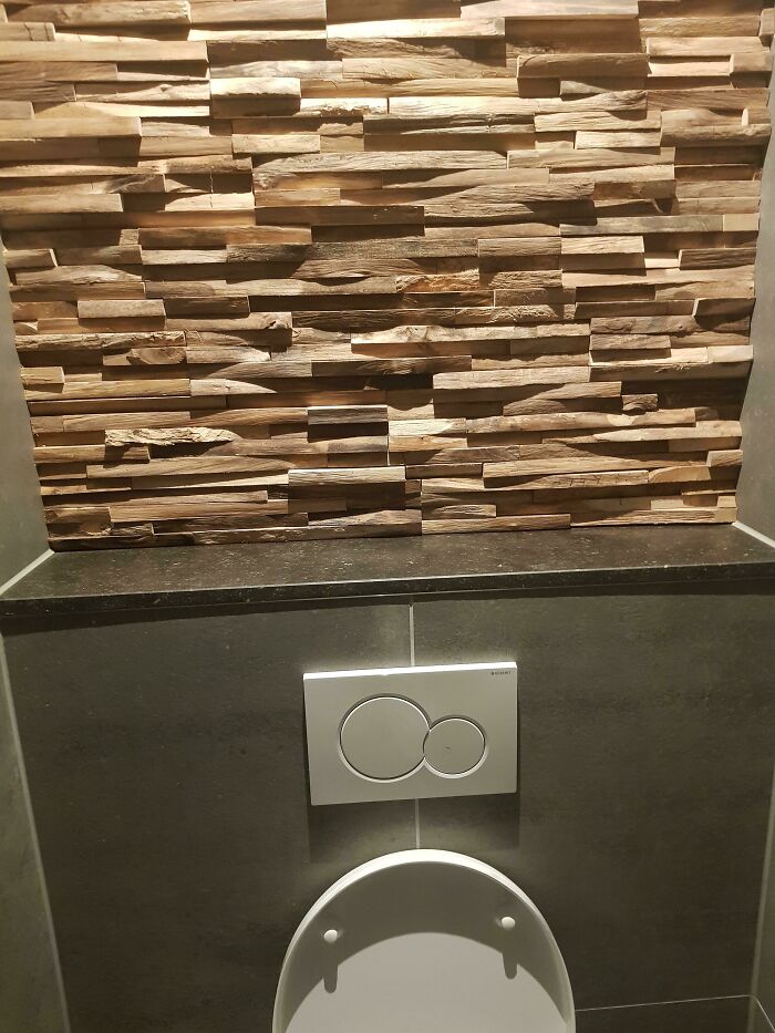 El baño de mi trabajo tiene una pared de madera con un fuerte aroma para reemplazar un ambientador. Funciona sorprendentemente bien