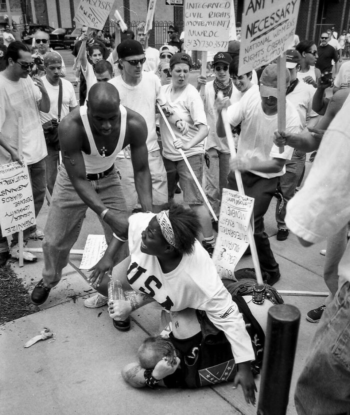 Keshia Thomas protege de una multitud a un supuesto partidario del KKK en Ann Arbor, Míchigan, 1996