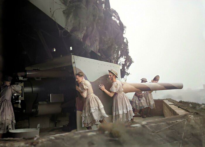 Soldados británicos (interrumpidos por los alemanes durante un ensayo para un show de drag) manipulando el cañón naval “BL 6-inch Mark VII”, Fuerte Shornemead, Inglaterra, 1940