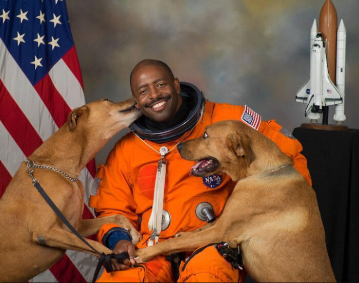 Retrato oficial del astronauta retirado de la NASA, Leland Melvin