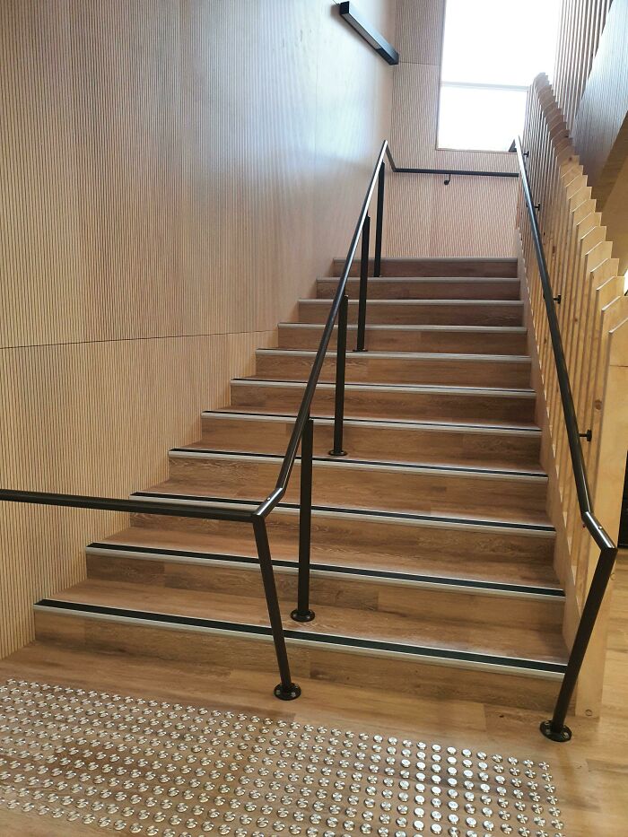 Nueva escalera en mi escuela