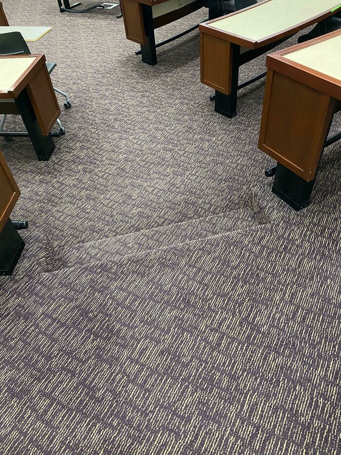 Estas escaleras alfombradas con un patrón que hace difícil ver el borde