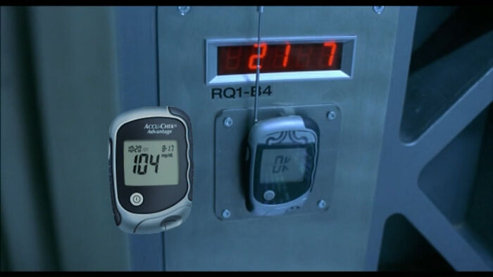 Este transmisor que descifra los códigos de acceso en Resident Evil (2002) es un medidor de glucosa con una antena