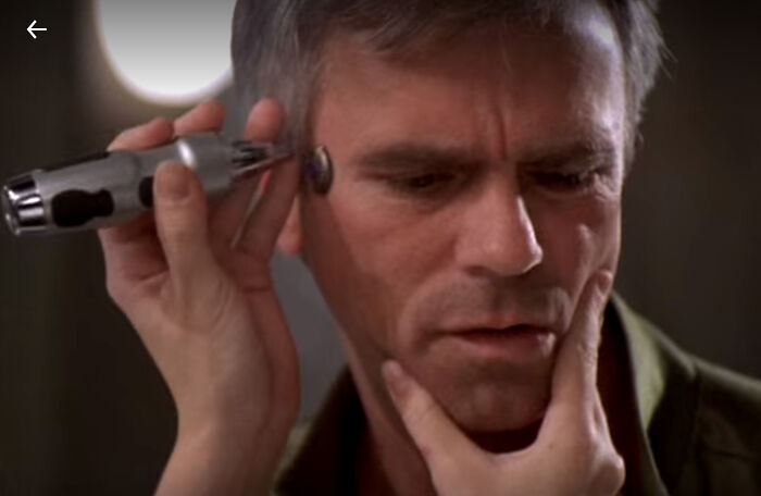 Stargate Sg-1: Temporada 2, Episodio 22: El dispositivo futurista utilizado por el doctor es un cortapelos de nariz y orejas
