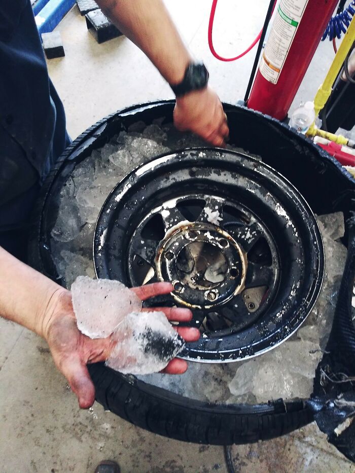 El cliente dijo que instaló un neumático nuevo. El cliente no dijo que el neumático fue llenado con agua en temperaturas bajo cero. Hubo que cortar la pared lateral con un Leatherman para sacar el neumático de la rueda (después de romper el hielo con un mazo)