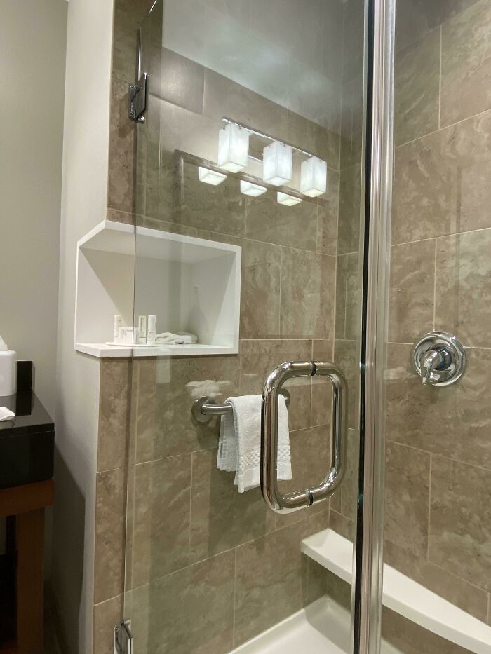 Este hotel en el que me he alojado tiene la repisa de la ducha accesible tanto desde dentro como desde fuera