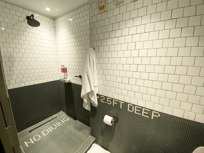 La ducha de nuestro hotel está diseñada como una piscina