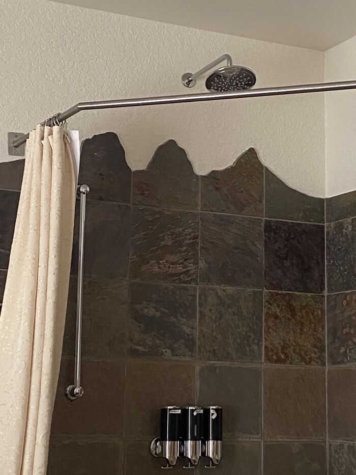Los azulejos de la ducha están cortados en forma de montaña, en mi hotel en un destino montañoso