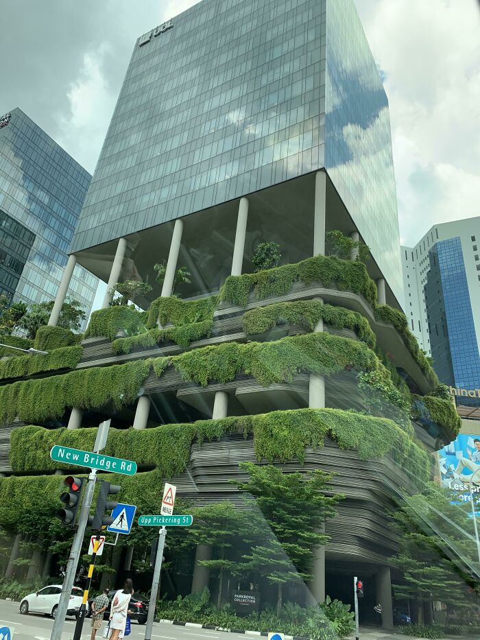 El Hotel Parkroyal de Singapur tomado desde el nivel de la calle