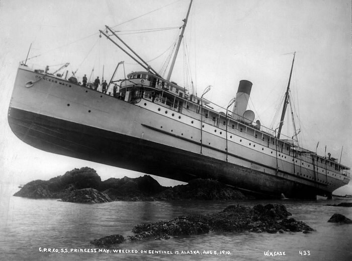 El barco de vapor Princess May se construyó en 1888. Es mayormente conocido por su encallamiento en 1910, que lo dejó completamente fuera del agua. Esta es una de las fotos de naufragios más famosas