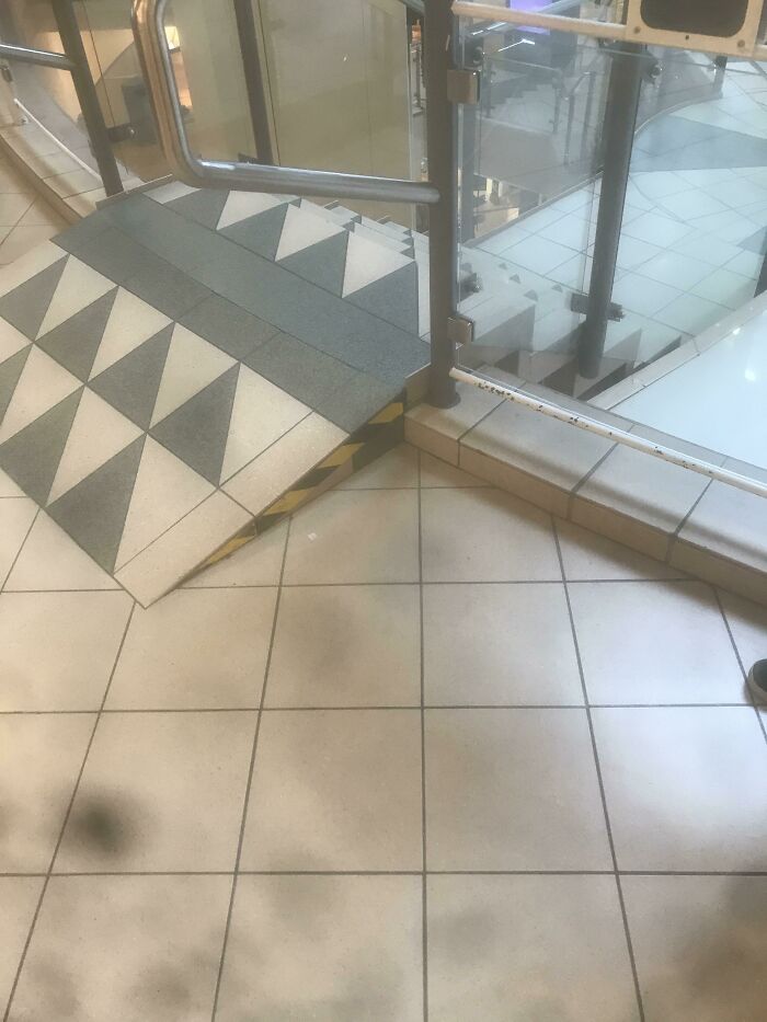 Rampa de acceso a una escalera en un centro comercial de Haugesund (Noruega)