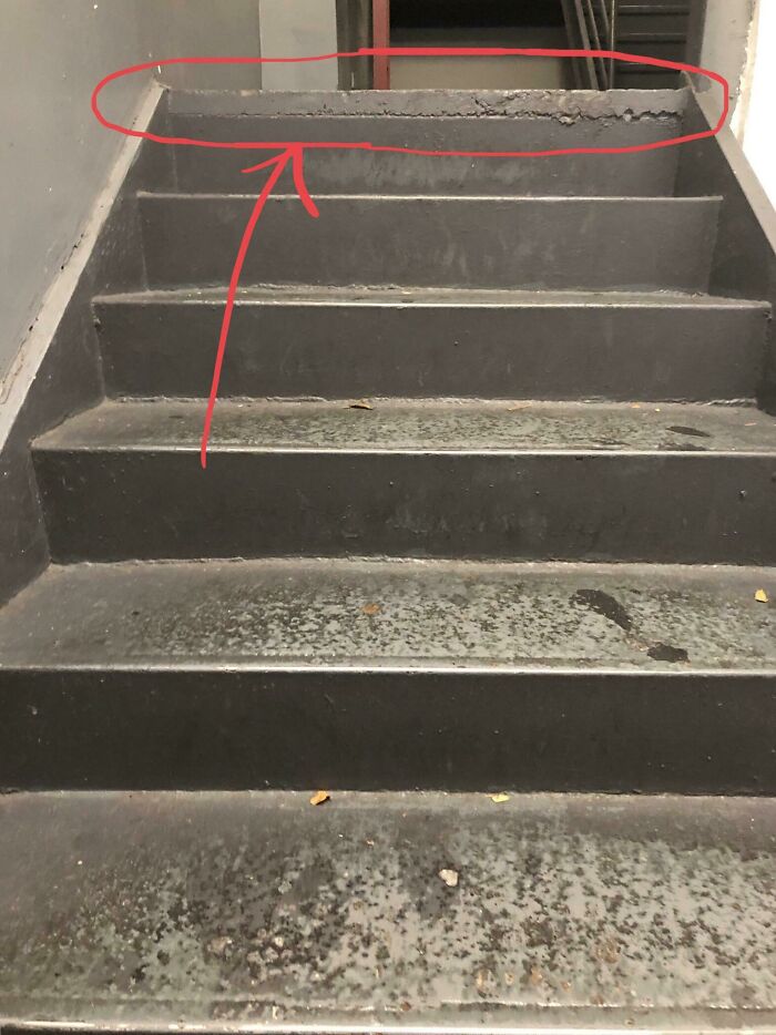El "extra" de dos pulgadas de hormigón en la parte superior de mis escaleras. Lo llamamos "El Tropezón"