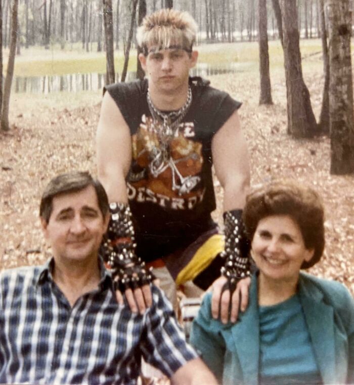 Mis pobres padres… siendo buenos conmigo allá por 1987 durante mi etapa de Billy Idol con patineta