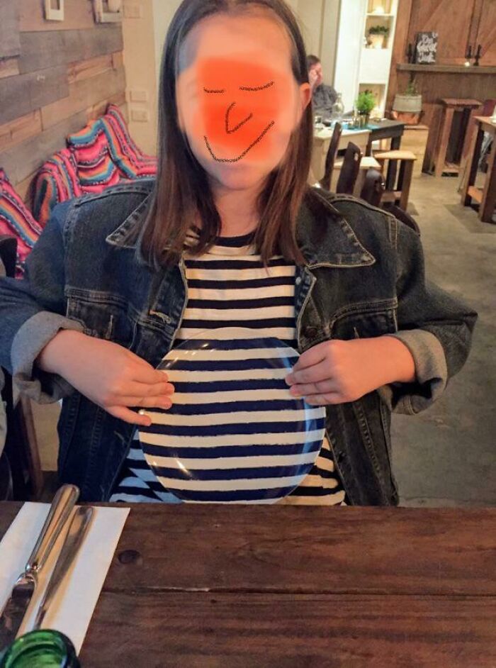This Dinner Plate Exactly Matched My Daughter’s Top