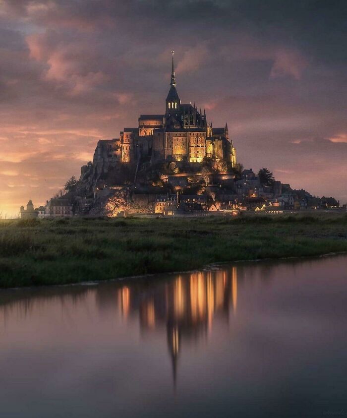 Mont-Saint-Michel en Francia, parece el logo de Disney en la vida real