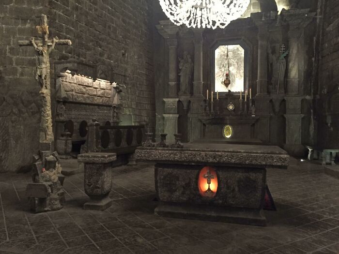 Parece una captura de un videojuego, pero es un altar real de una iglesia excavada en una mina de sal en Polonia