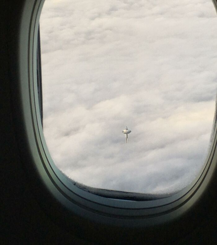 La aguja espacial de Seattle sobre las nubes parece salida de Star Wars