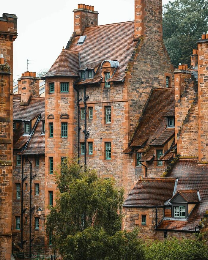 Well Court, Designed As Model Housing For Local Workers And Finished In 1886 In Dean Village, Edinburgh, Scotland