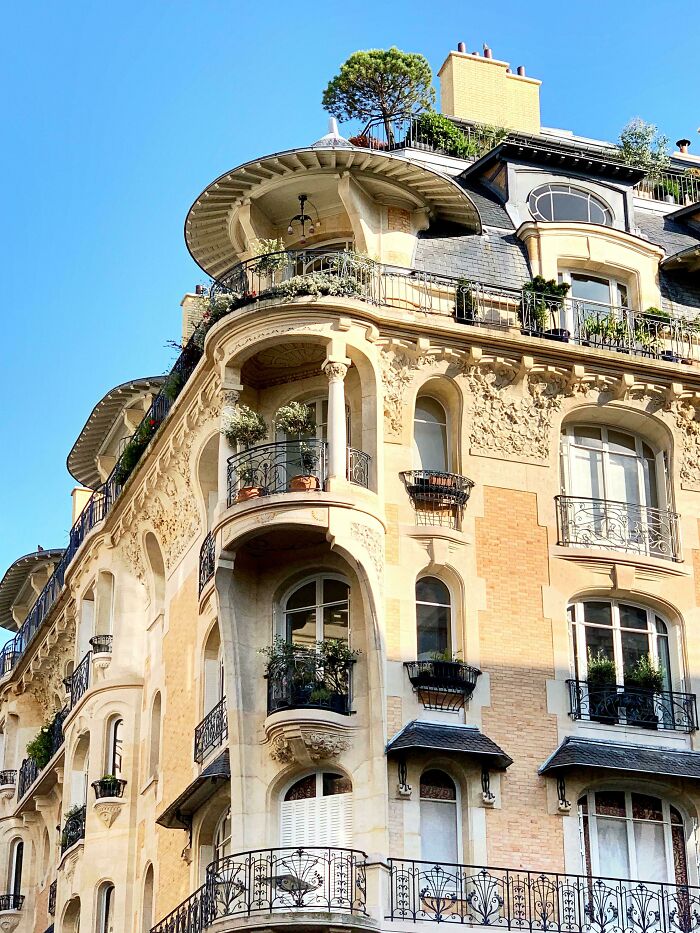An Art Nouveau Building Facade In Paris [4032x3024]