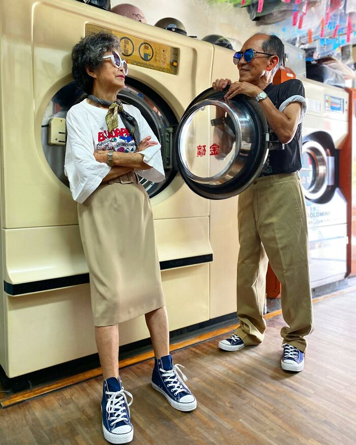 Pareja de 83 y 84 años modela prendas olvidadas en su lavandería en Taiwán