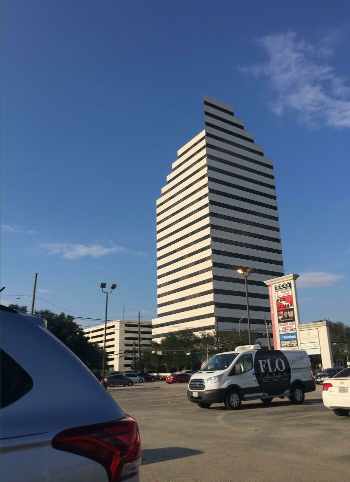Este edificio parece haber tenido un error de renderización