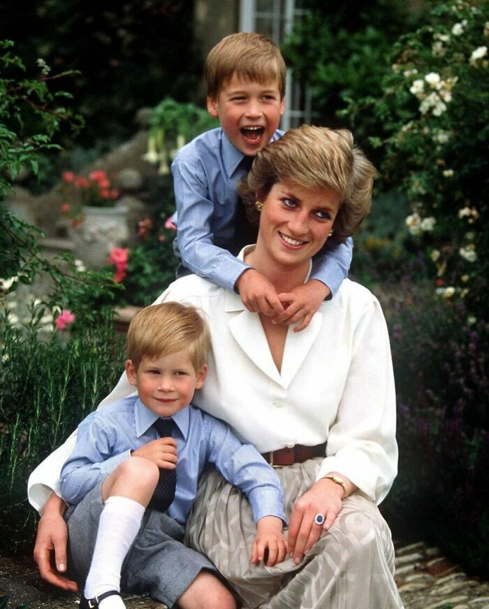 El príncipe Harry compartió que estaba viendo "repetirse la historia" con Meghan, y que le recordaba la forma en que fue tratada su madre, la princesa Diana