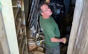 Woman Noticed A Manhole Cover Inside This House, Turns Out It Leads To A 1950s Bomb Shelter