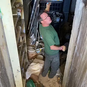 Woman Noticed A Manhole Cover Inside This House, Turns Out It Leads To A 1950s Bomb Shelter