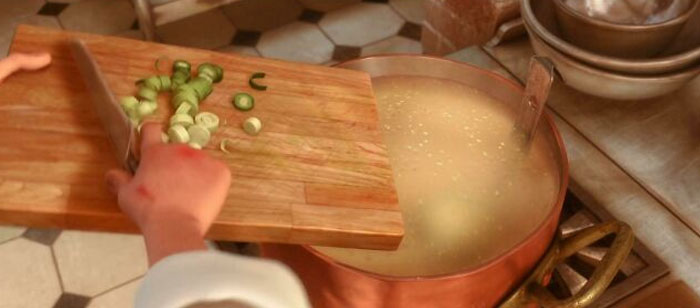 En Ratatouille (2007), cuando Linguini está cortando puerros para la sopa, se puede ver una mancha verde en la tabla de cortar que en realidad se produce al cortar verduras verdes. También sus marcas de mordedura están todavía allí desde que Remy lo mordió un par de días antes