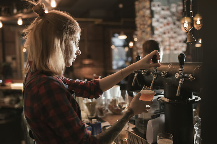 Female Bartender 'Tricks' A Male Customer Who Harassed Her, Her Coworker Says 'This Is Why Men Say Women Are Manipulative'