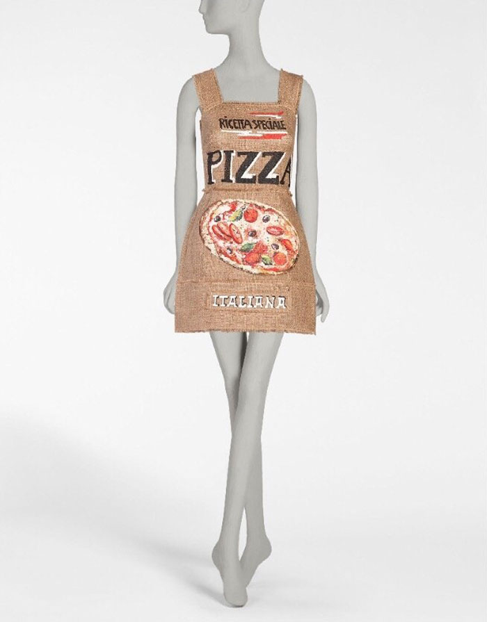 Este vestido de yute de Dolce Gabbana cuesta 2118 dólares