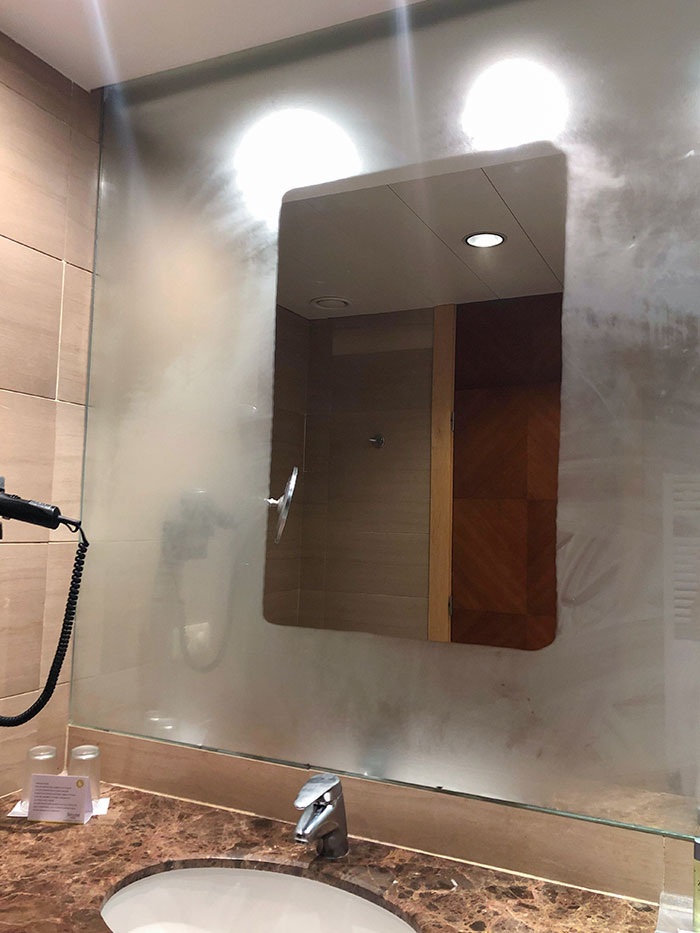 El baño de mi habitación de hotel deja una sección de espejo que no se empaña