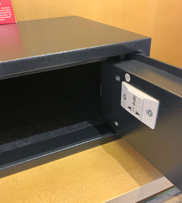 La caja fuerte de mi hotel tiene un enchufe para que puedas cargar tus aparatos electrónicos mientras están encerrados