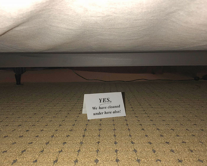 Este pequeño cartel debajo de la cama de mi habitación de hotel te permite saber que también han limpiado debajo de ella